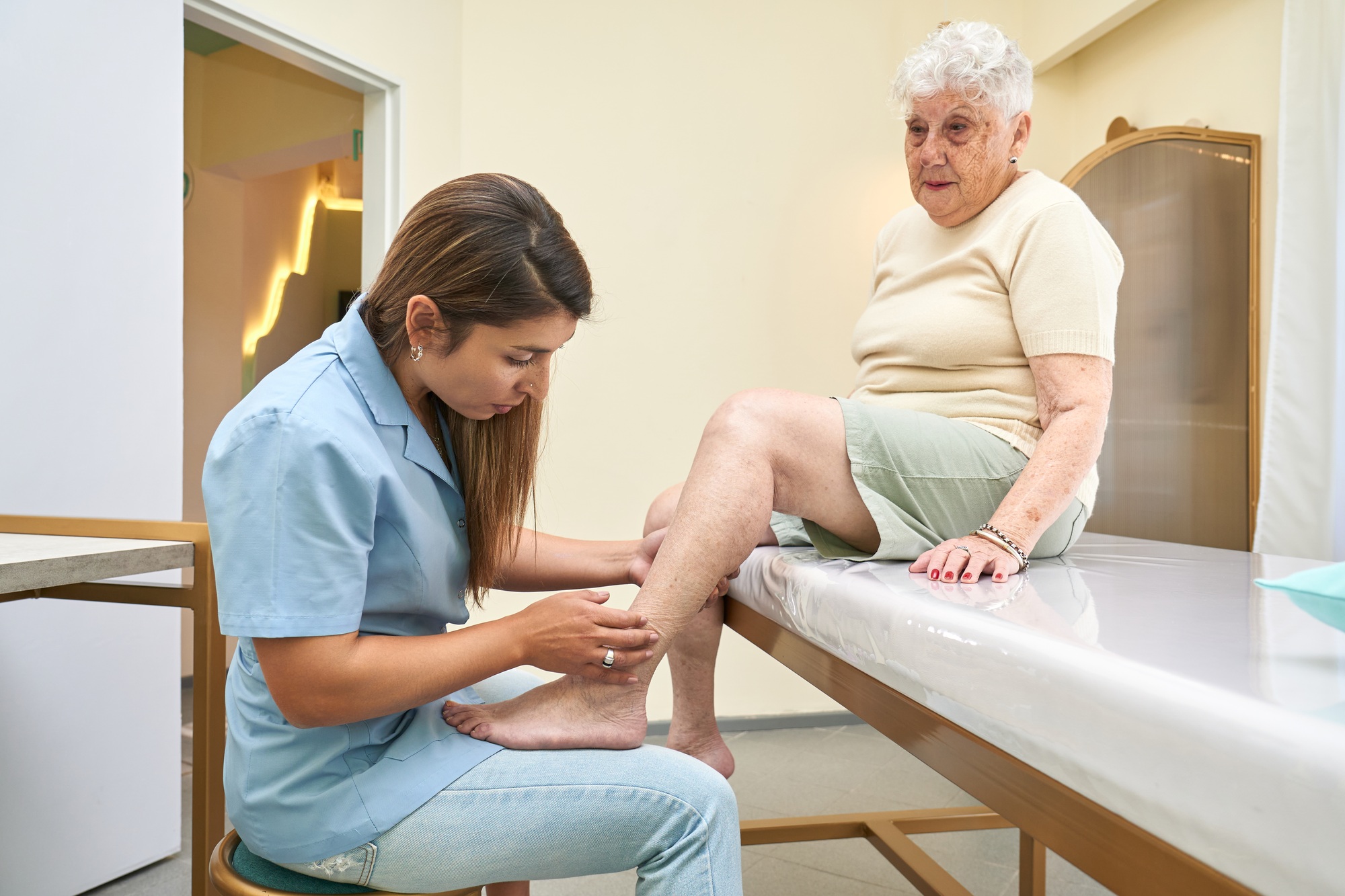Elder woman with legs pain in a clinic
